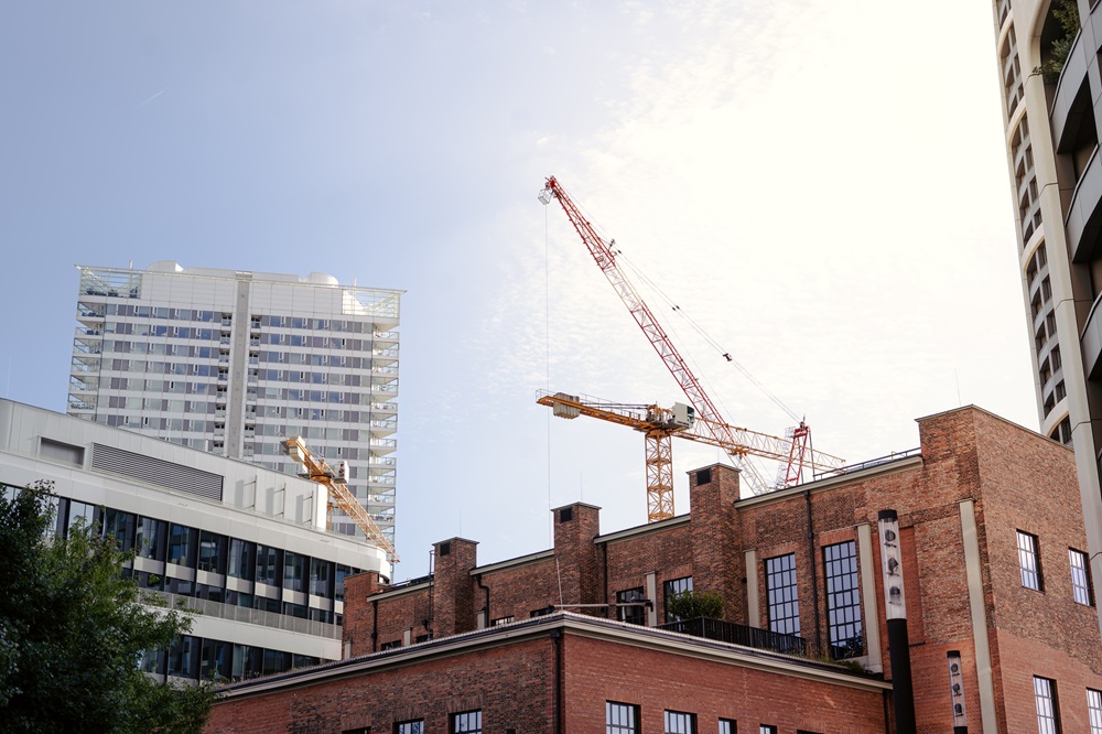 Usługi dźwigowe – klucz do bezpiecznej i sprawnej pracy na wysokościach